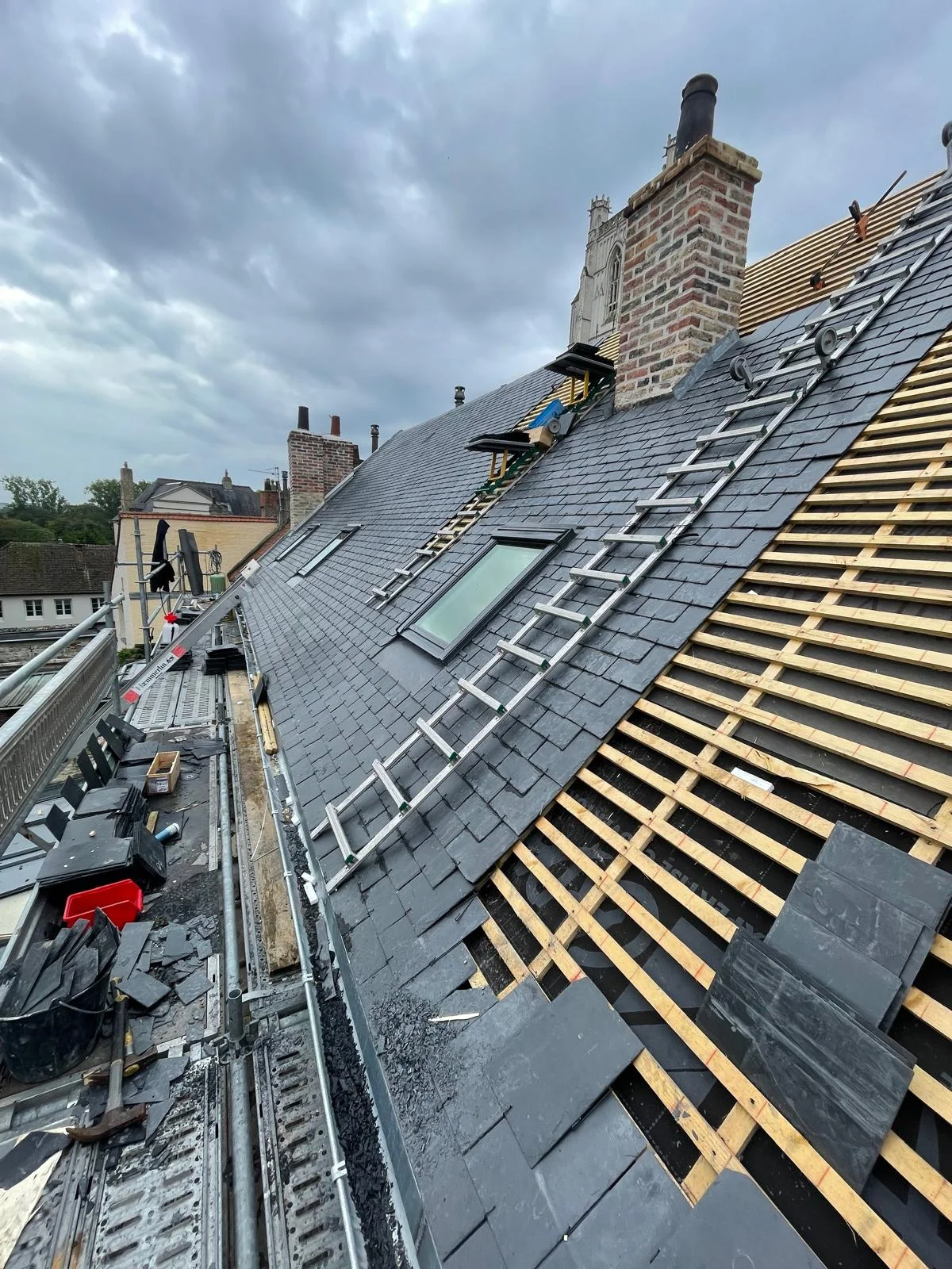 Chantier de couverture en ardoise en centre-ville